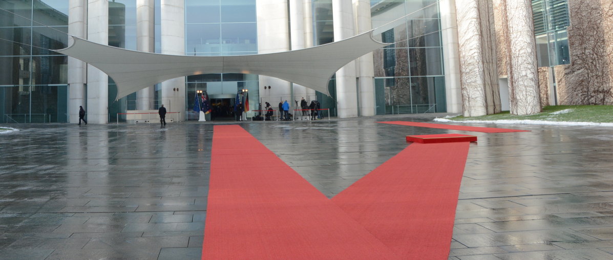 Willkommenskultur mit rotem Teppich