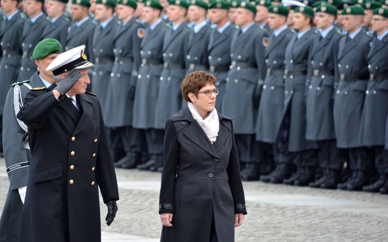 Gelöbnis vor dem Reichstag zum 64. Jahrestag der Gründung der Bundeswehr