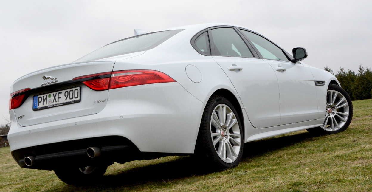 Jaguar XF 30d R-SPORT Jaguar XF 30d R-SPORT