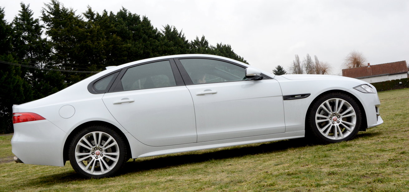Jaguar XF 30d R-SPORT Jaguar XF 30d R-SPORT
