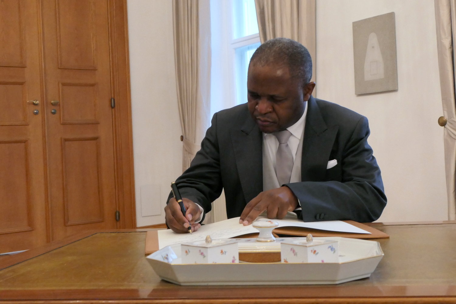 Botschafter der Republik Malawi, Joseph Mpinganjira, bei Bundespräsident Frank-Walter Steinmeier im Schloss Bellevue akkreditiert
