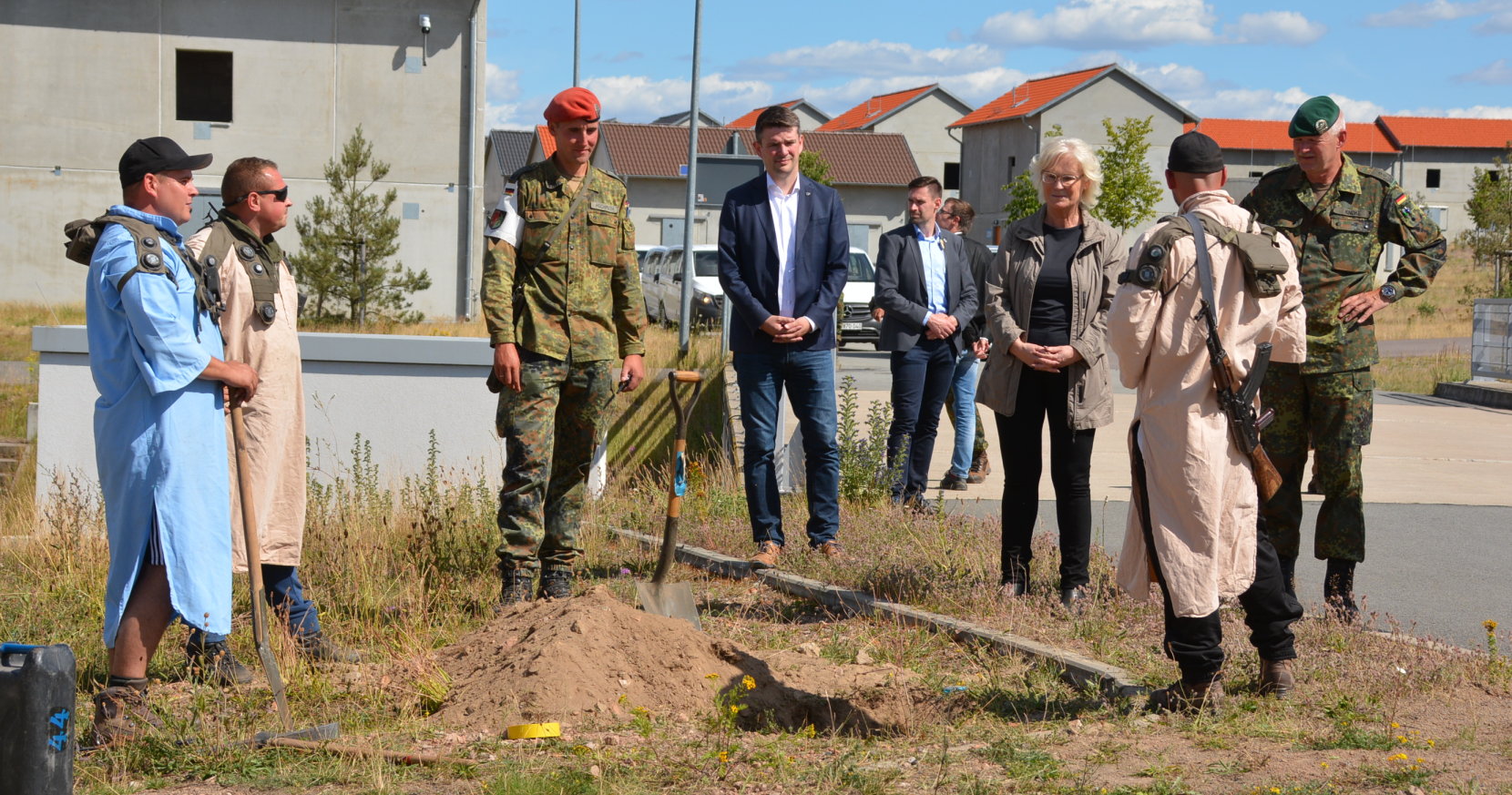 Verteidigungsministerin Lambrecht besucht das Gefechtsübungszentrum GÜZ des Heeres bei Gardelegen - Darsteller von Feindkräften vergraben einen Sprengsatz an einer Kreuzung in der Ortskampfanlage Schnöggersburg.