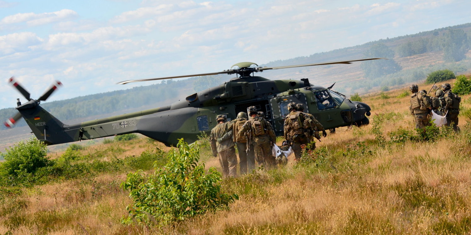 Verteidigungsministerin Lambrecht besucht das Gefechtsübungszentrum GÜZ des Heeres bei Gardelegen - dynamische Vorführung / Übung mit Bergung von Verletzten per Hubschrauber NH90