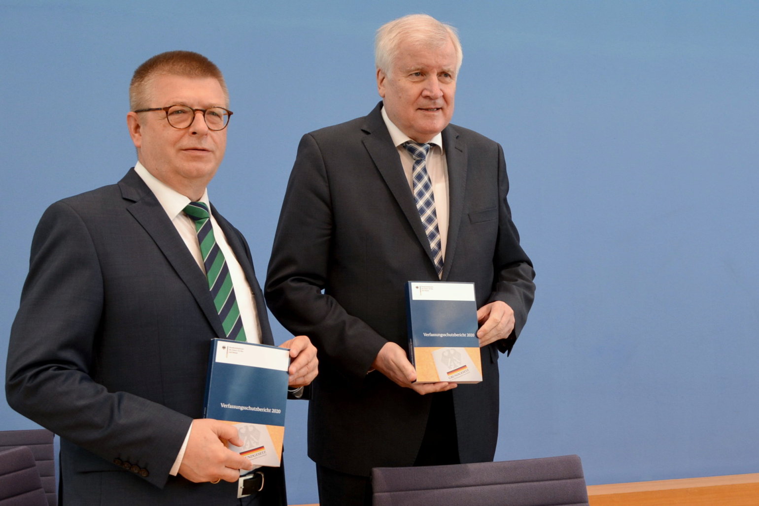 Verfassungsschutz-Chef Thomas Haldenwang und Innenminister Horst Seehofen stellen den Verfassungsschutzbericht 2020 in der Bundespressekonferenz #BPK vor.